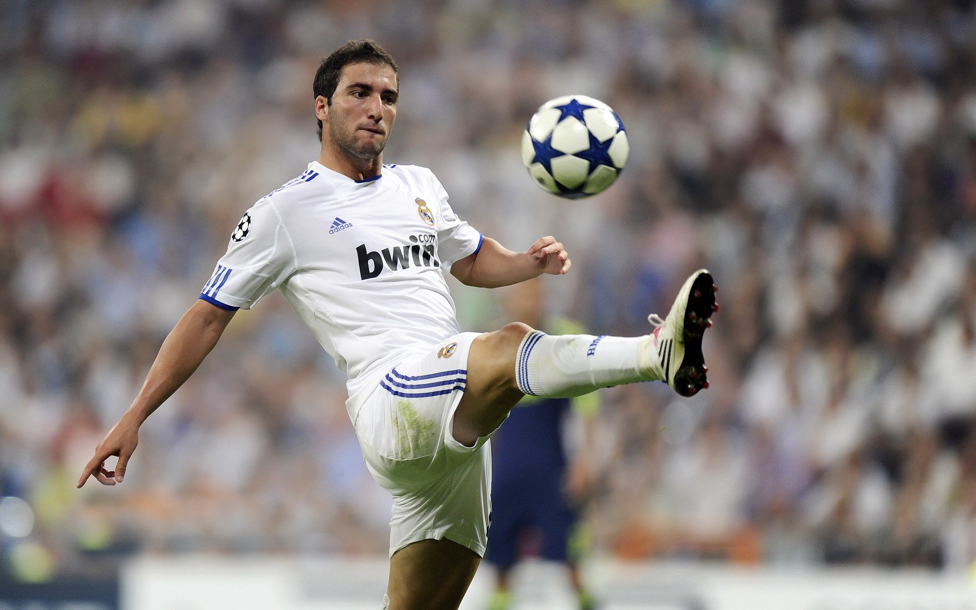 德国男子110米栏选手在预赛中表现出色，晋级半决赛，德国百米运动员